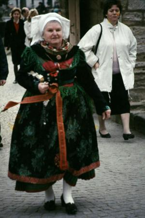 Abb. 13: Effeltrich im Generationenwandel: Alte Frau in Sonntagstracht und dahinter modern gekleidete junge Frau , Foto: Hartmut Heller, 4. April 1988 Abb. 13: Effeltrich im Generationenwandel: Alte Frau in Sonntagstracht und dahinter modern gekleidete junge Frau